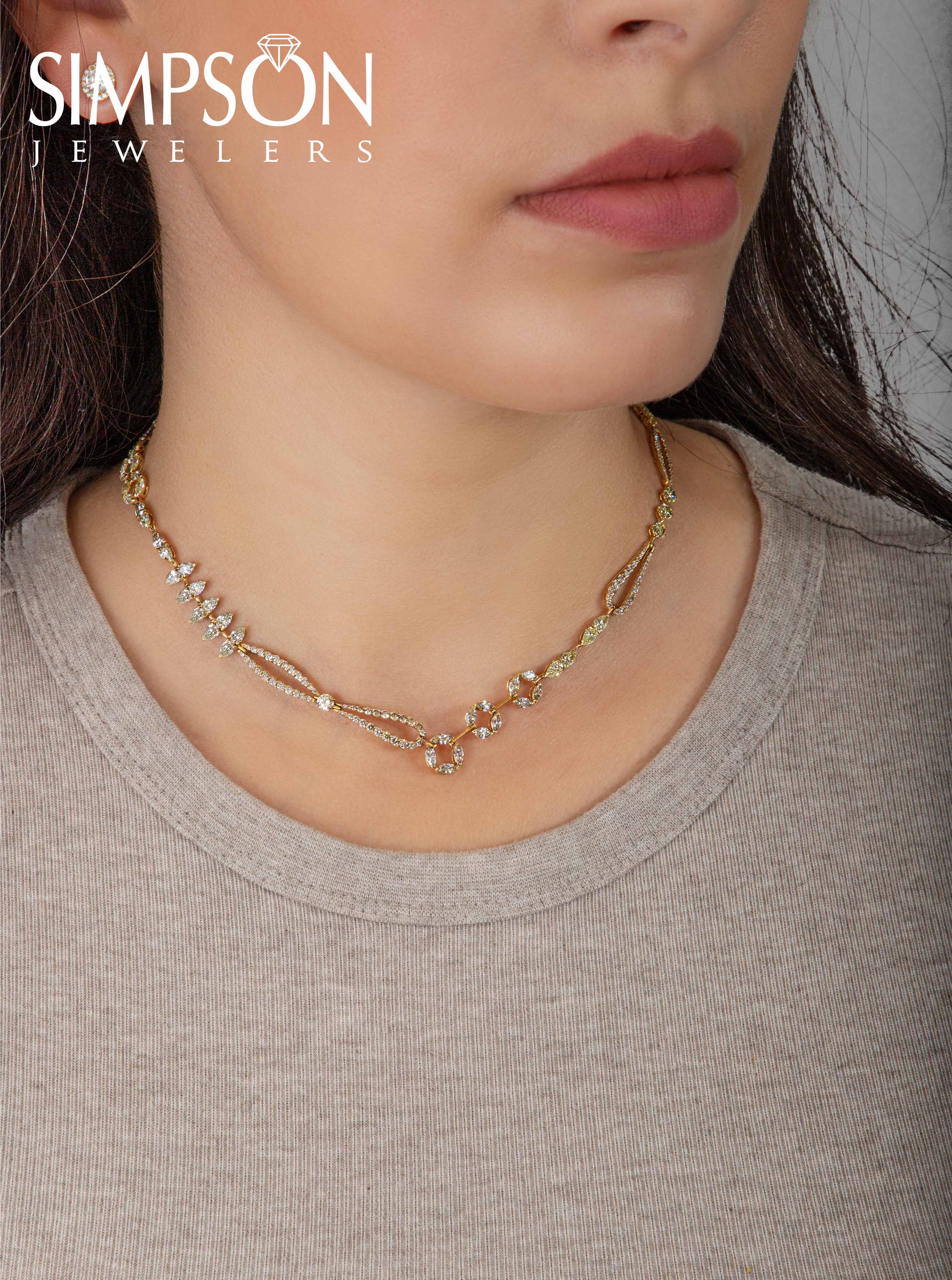 Artistic Gold Necklace with Brilliant Diamond Detailing